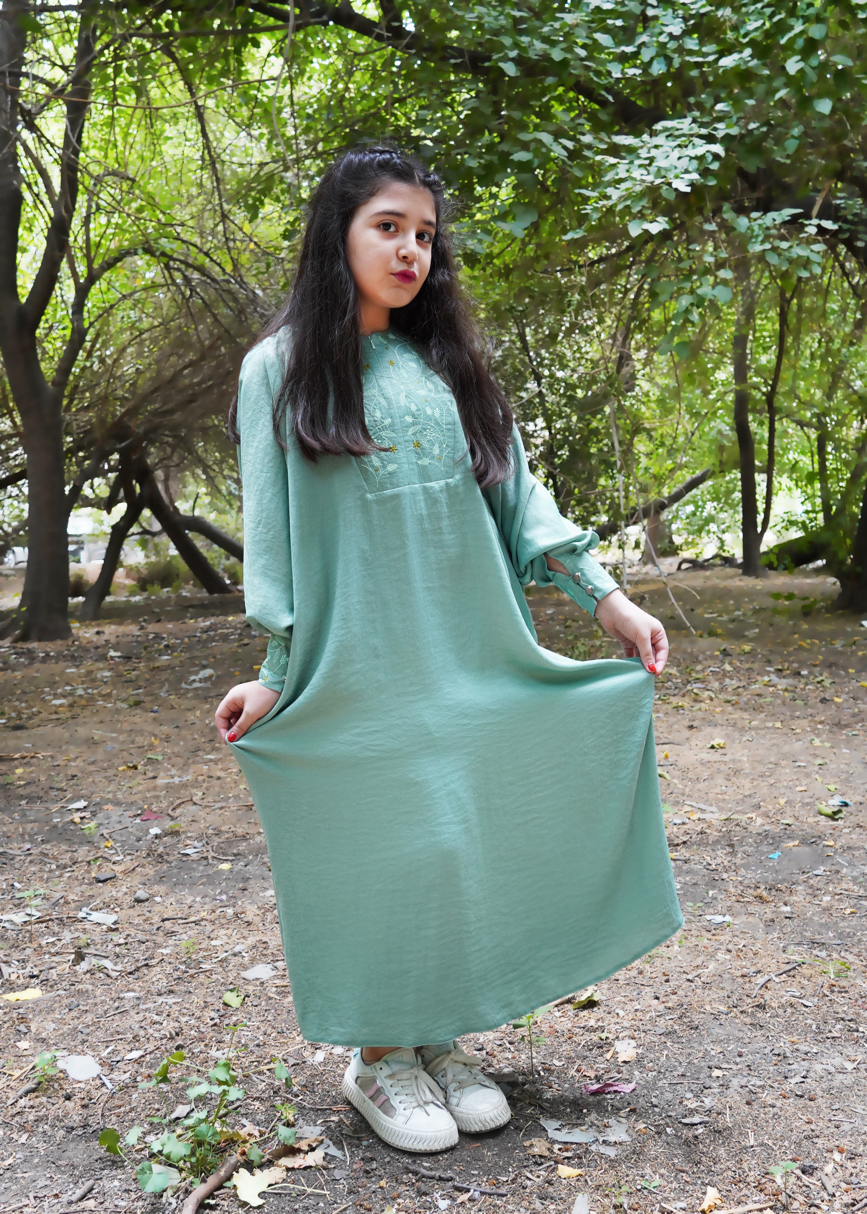 عبای گلدوزی آستین دار کد 126